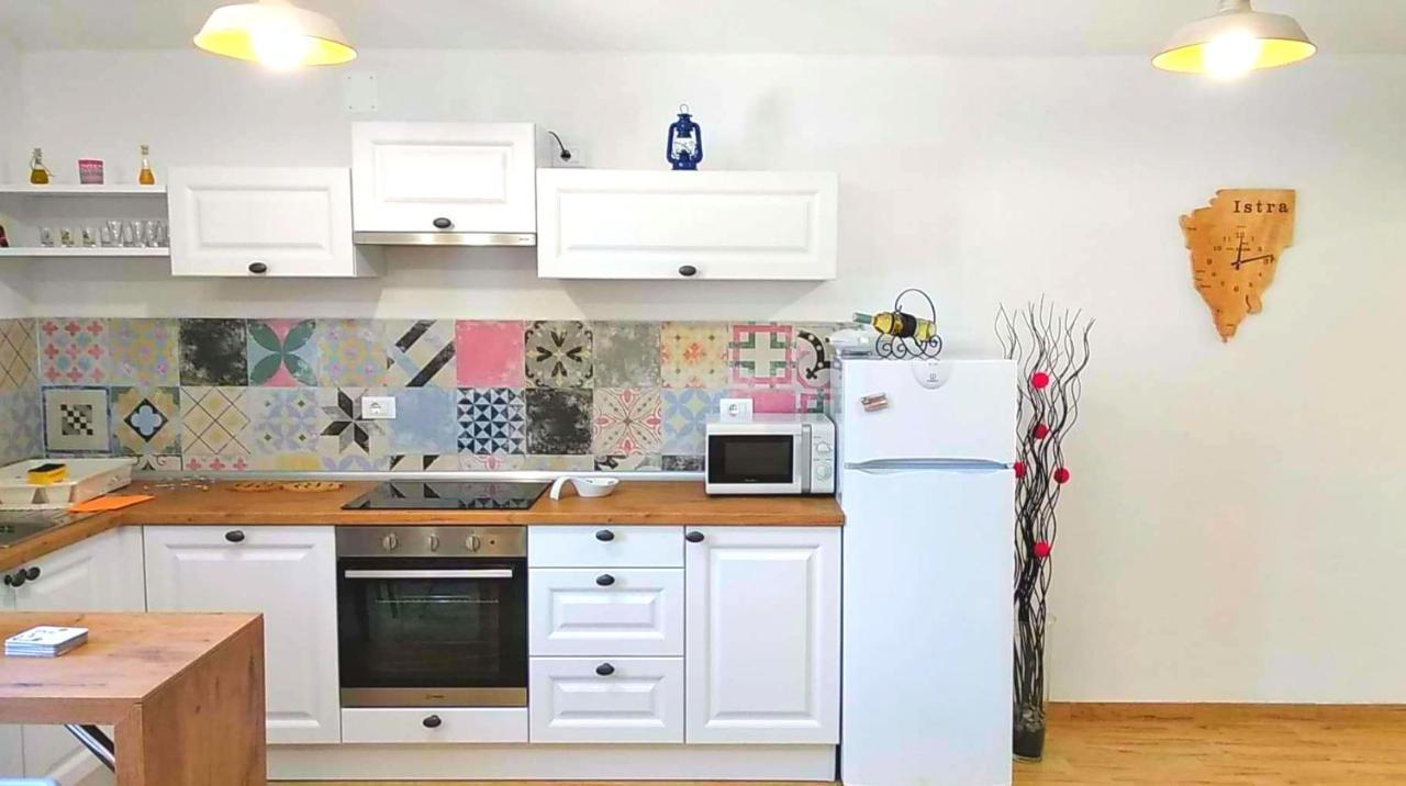 Holiday Home Deni Roč エクステリア 写真